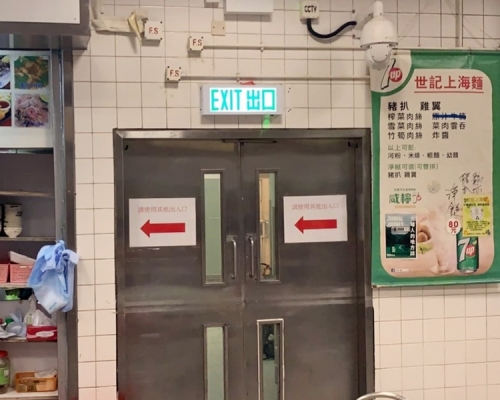 大埔熟食中心走火通道的防煙門被食環職員以鐵鏈鎖上。林名溢 Facebook 圖片