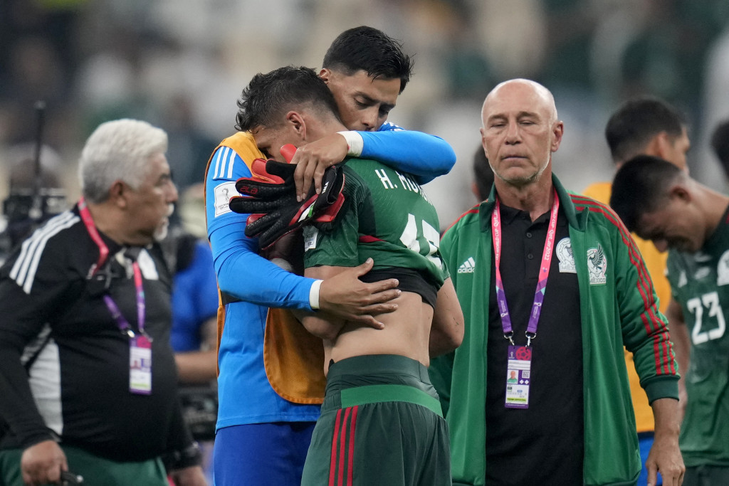 墨西哥球員擁抱互相安慰。 AP