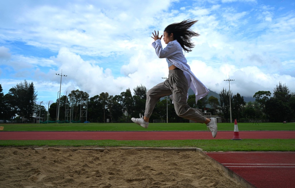 俞雅欣穿著營養學系的學生袍，對自己會否做營養師仍是個問號，暫時一切以跳遠為重。蘇正謙攝