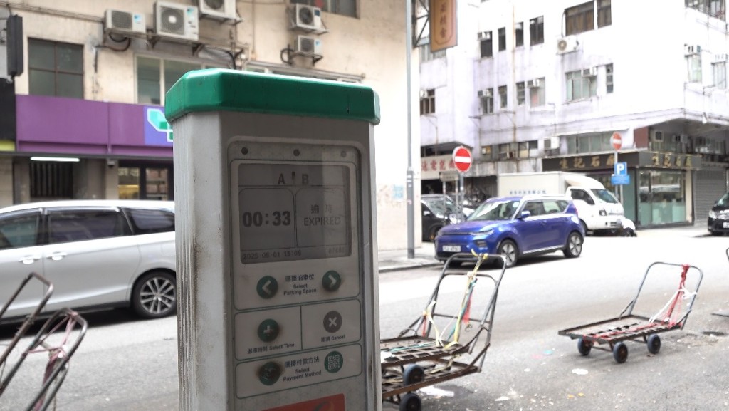 鐵車陣對開咪錶位並沒有入錶。 鐵車陣對開咪錶位並沒有入錶。