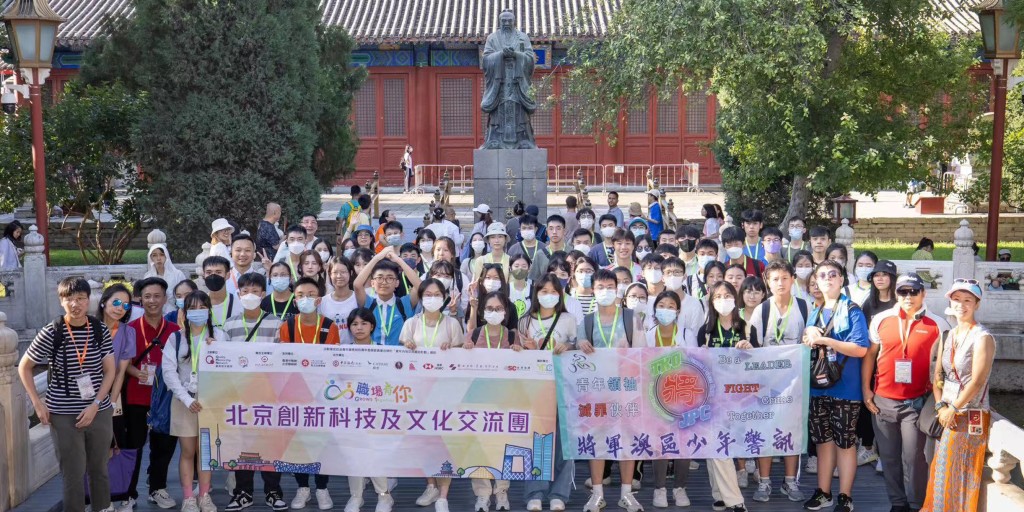 透过参拜孔子像，向学生介绍传统儒家文化。