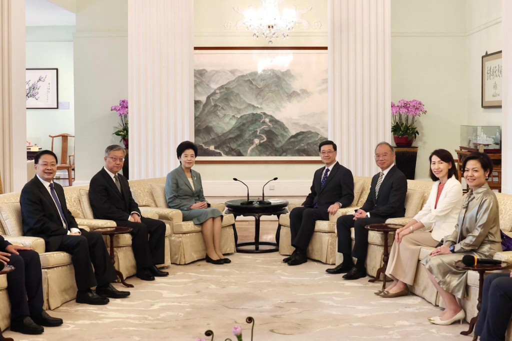 全國政協副主席咸輝訪港指導,與特區政府官員和各界人士會面座談。 全國政協副主席咸輝訪港指導,與特區政府官員和各界人士會面座談。