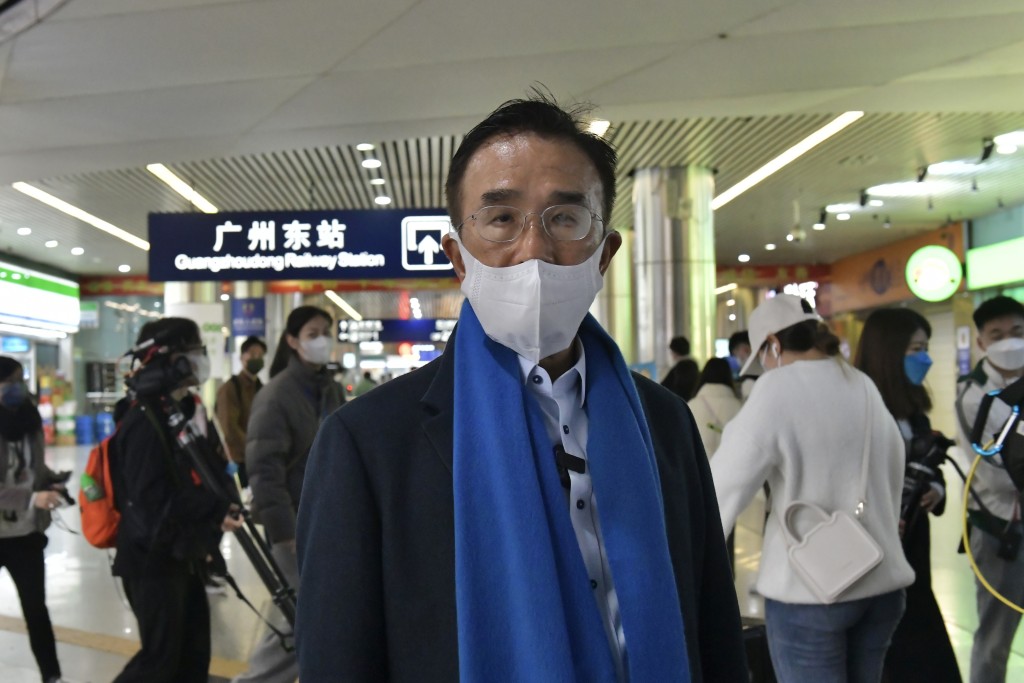 实政圆桌立法会议员田北辰亲赴广州东，实地测试高铁服务。（陈极彰摄）