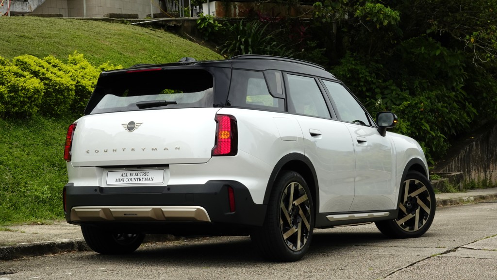 Mini Countryman E纯电动SUV香港试驾，采用宝马集团UKL2模组化底盘，搭载64.7kWh锂电、前置马达驱动，输出马力204ps、扭力250Nm。