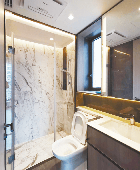 浴室保养簇新，设有镜柜可收纳卫浴用品。