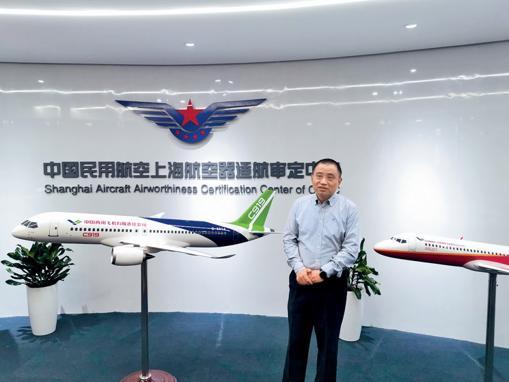 民航上海審定中心主任顧新介紹C919。
