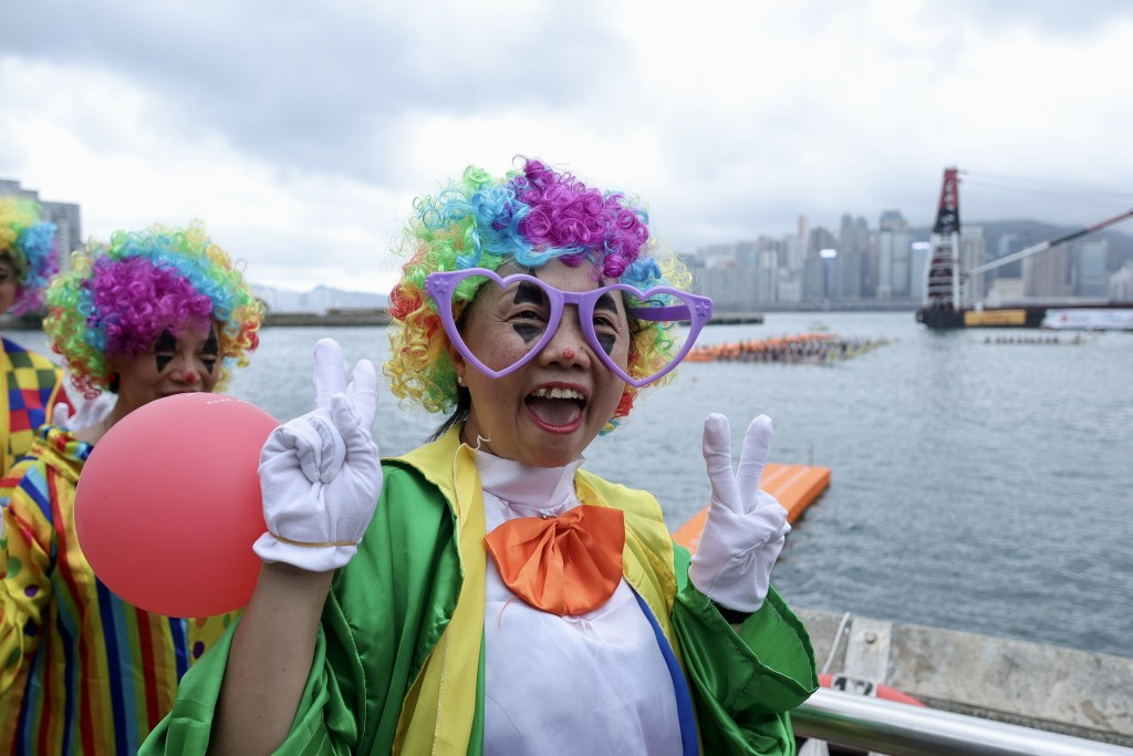 「香港乳龙」以马戏团小丑造型参赛。刘骏轩摄