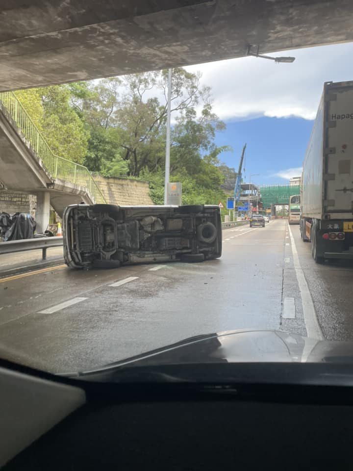 貨車翻側橫亘路面。網上圖片