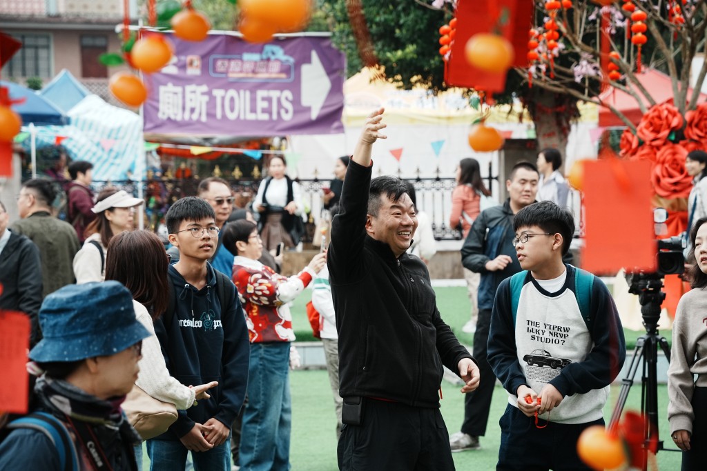 不少市民和遊客圍繞許願樹抛寶牒許願。