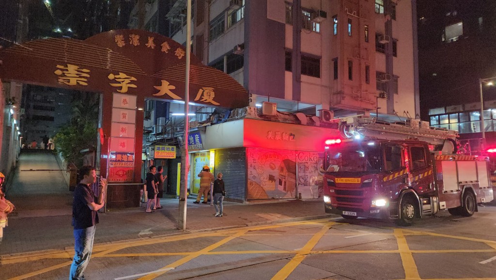 消防員隨後進入大廈四樓一個單位展開撲救,迅速將火勢撲滅。黎志偉攝 消防員隨後進入大廈四樓一個單位展開撲救,迅速將火勢撲滅。黎志偉攝