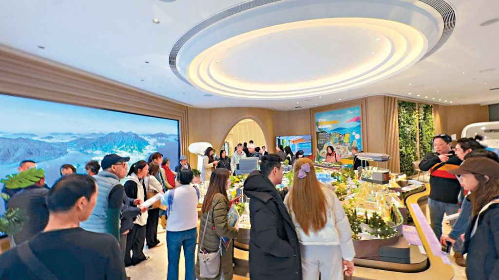 SIERRA SEA位於環球貿易廣場展銷廳昨日現人流，情況不俗。