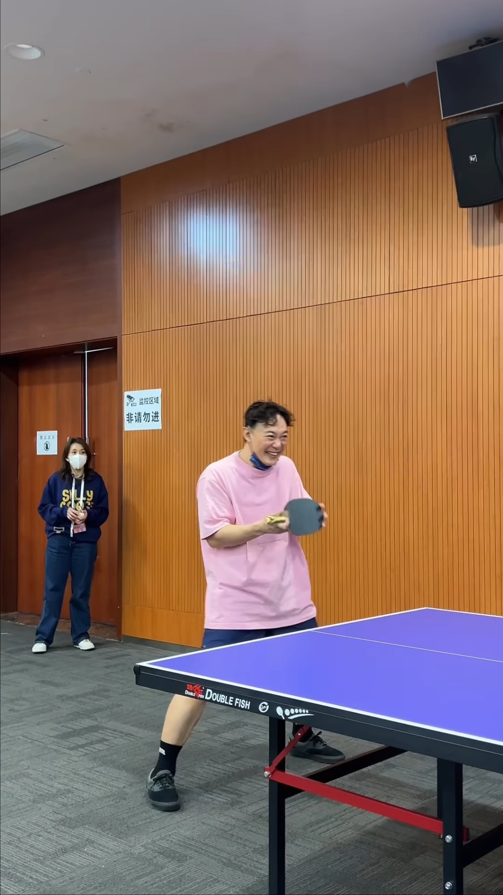 陈奕迅趁休场时，相约朋友打乒乓球。