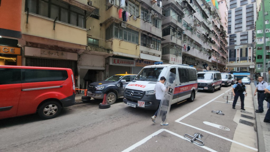 大批警員接報到場。 大批警員接報到場。