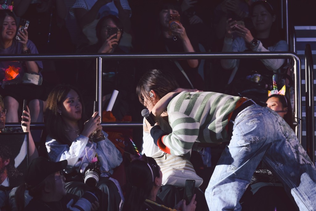 Jeremy感性擁抱患病歌迷。 Jeremy感性擁抱患病歌迷。