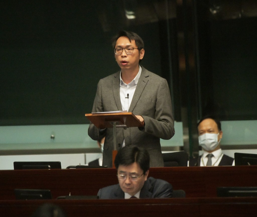 工聯會陸頌雄指出,各區份缺勤率極低,質疑外判商如何找人「頂更」。資料圖片 工聯會陸頌雄指出,各區份缺勤率極低,質疑外判商如何找人「頂更」。資料圖片