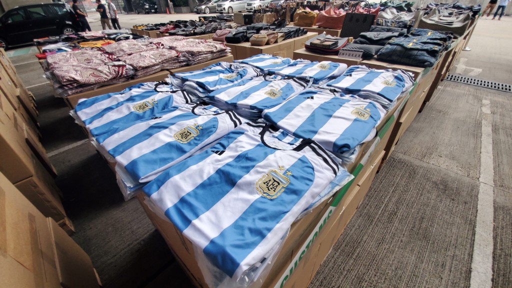 海关于元朗两个拆货场检获两批合共3000件准备转运到南美地区的假波衫。