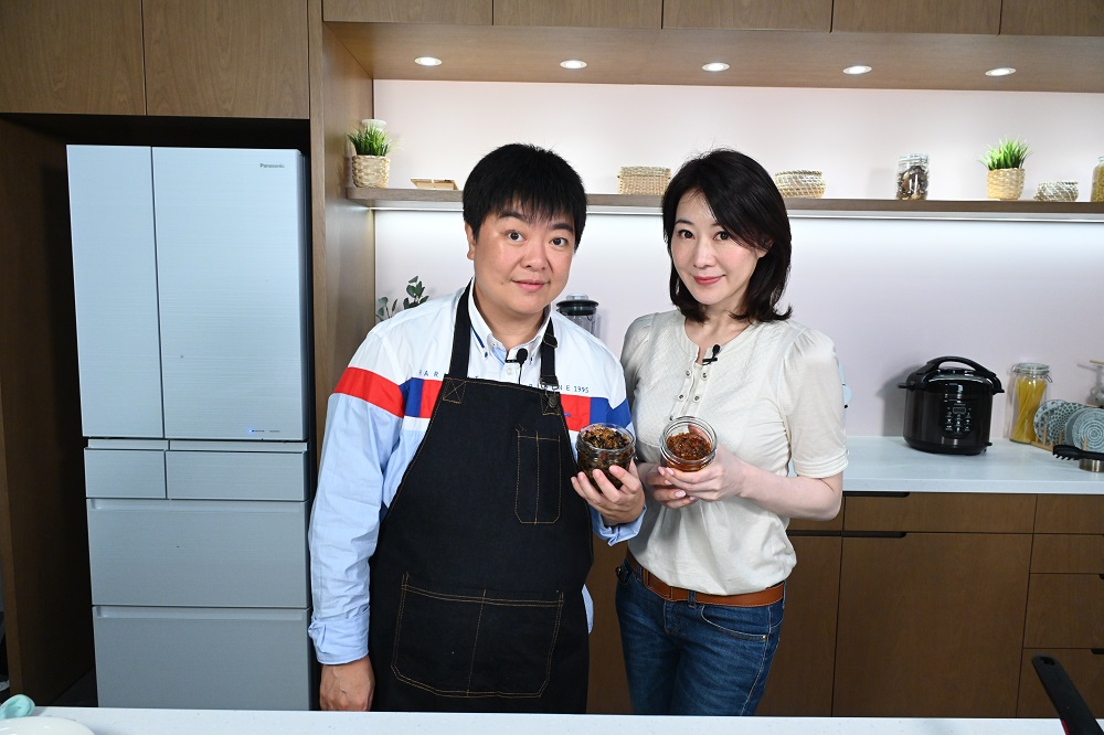 小董中醫博士（左）與著名美容食療專家珊珊（右）一起炮製養生XO醬。