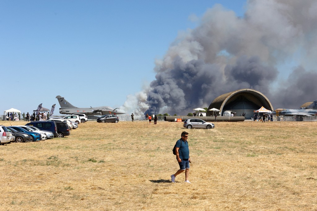 戰機在基地附近約兩公里外墜毀，兩名飛行員均告死亡。路透社