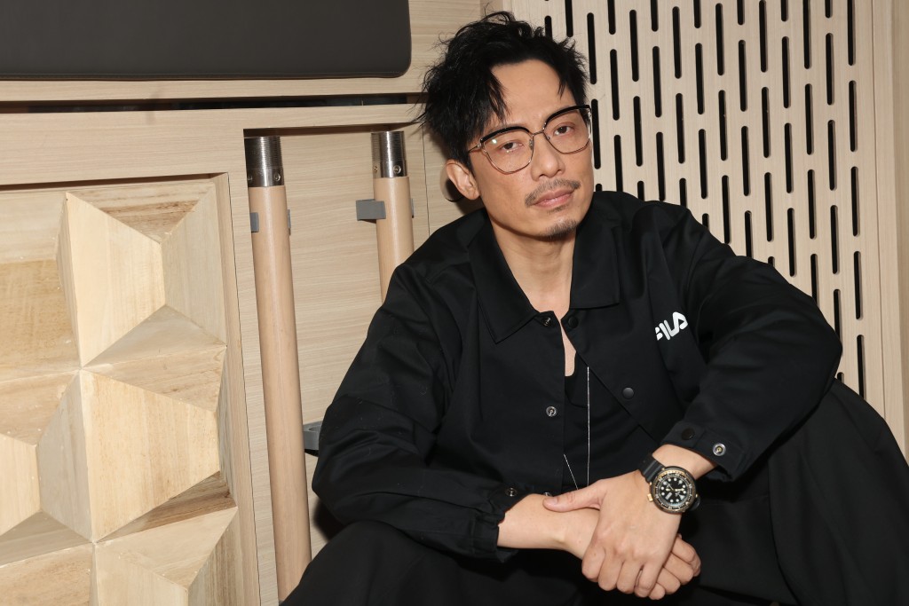 強尼趕拍新劇《總有一瓣》和《反起線聯盟2》，還要為音樂劇準備，但他忙得好開心。
