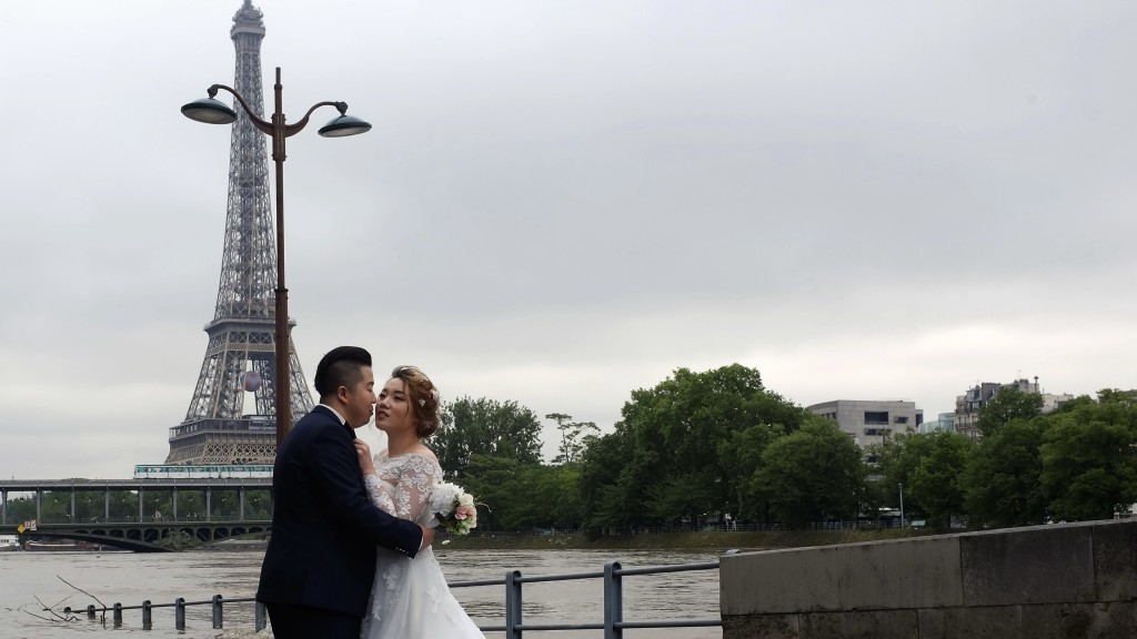 一對新人在巴黎鐵塔前拍婚紗照。 美聯社資料圖