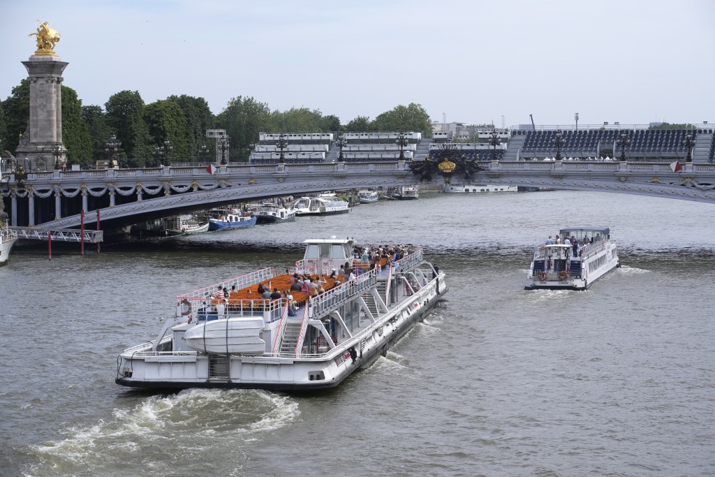 塞納河「亞歷山大三世橋」河段是巴黎奧運鐵人3項之一游泳比賽的預定地點。美聯社