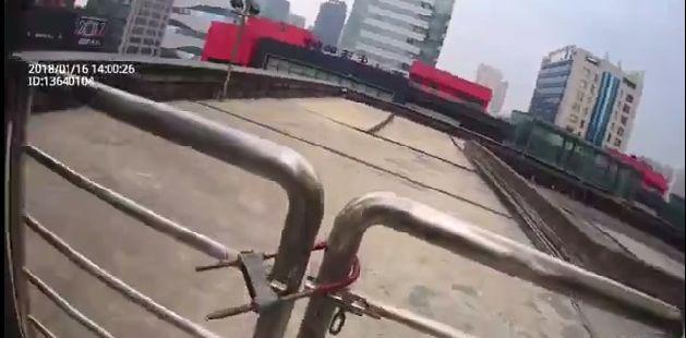 警察到場後，已看見她在平台邊緣。