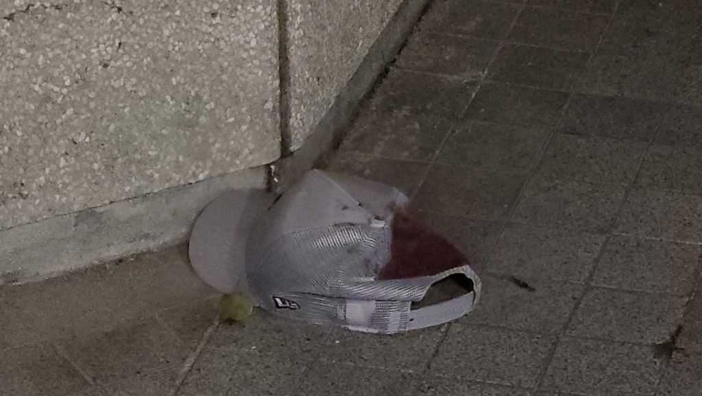 人員在現場檢獲多件屬於事主的物品,包括一頂染血的Cap帽及一對黑色鞋。黎志偉攝 人員在現場檢獲多件屬於事主的物品,包括一頂染血的Cap帽及一對黑色鞋。黎志偉攝