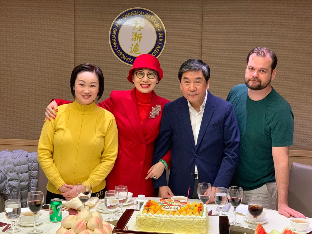 柳影虹與丈夫周富祥(右二)和女兒(左一)的關係很好。