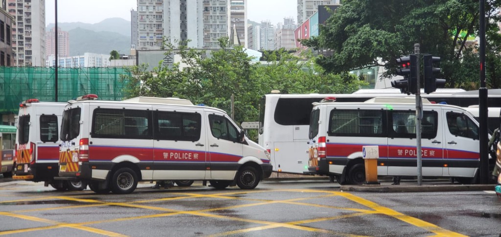 防暴警察增派大河道戒備