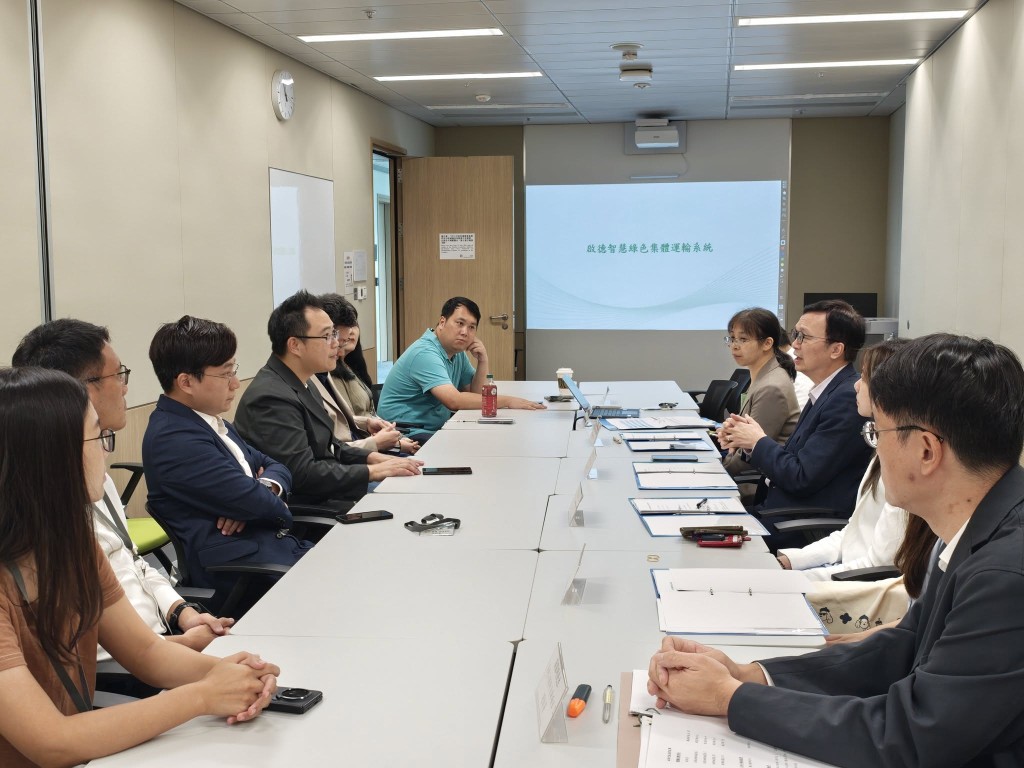 楊永杰聯同多個九龍城區區議員，向運輸及物流局副局長廖振新反映意見。楊永杰FB
