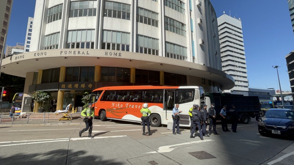 旅遊巴剷上香港殯儀館正門釀12人傷意外。楊偉亨攝