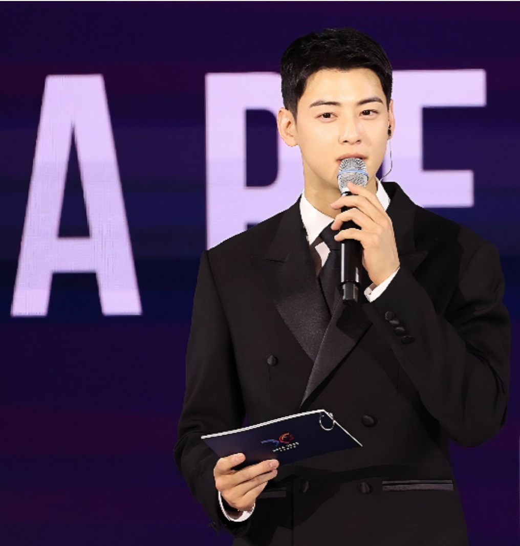 正在服役中的車銀優脫下軍裝換上西裝,擔任晚宴主持。 正在服役中的車銀優脫下軍裝換上西裝,擔任晚宴主持。