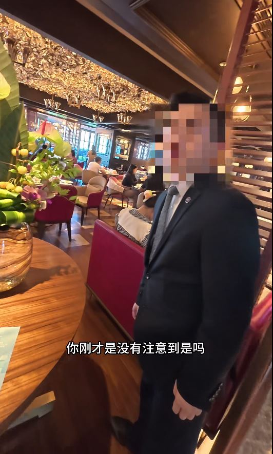 上海有酒店的餐廳被指執行禁穿拖鞋進入規定時，出現「中外」不同待遇。抖音＠李四萬