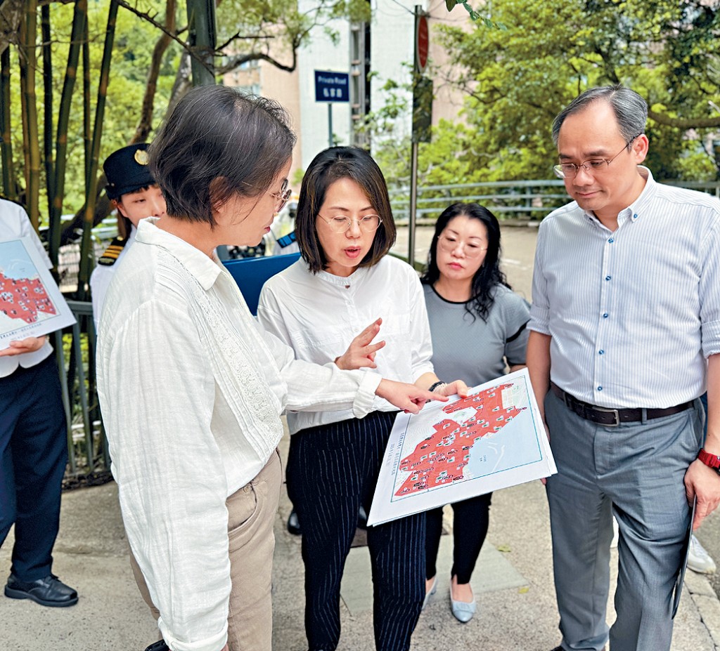 環境局副局長黃淑嫻連同食環署助理署長溫智舜,到東區基利路一帶視察地區加強預防基孔肯雅熱的工作。