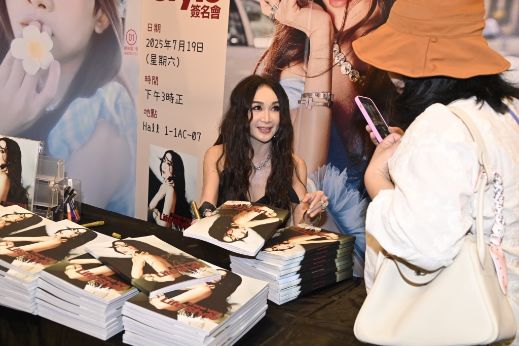 有溫碧霞粉絲分別認購50本和12本相集。 有溫碧霞粉絲分別認購50本和12本相集。