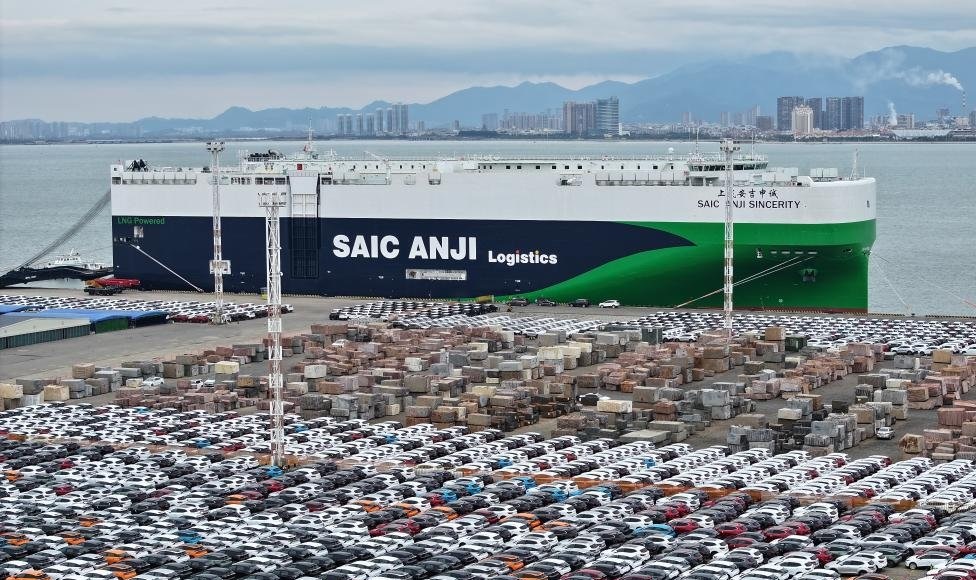 「上汽安吉申誠號」首航搭載近5,000輛上汽、東風和宇通的自主品牌新車駛往歐洲。新華社