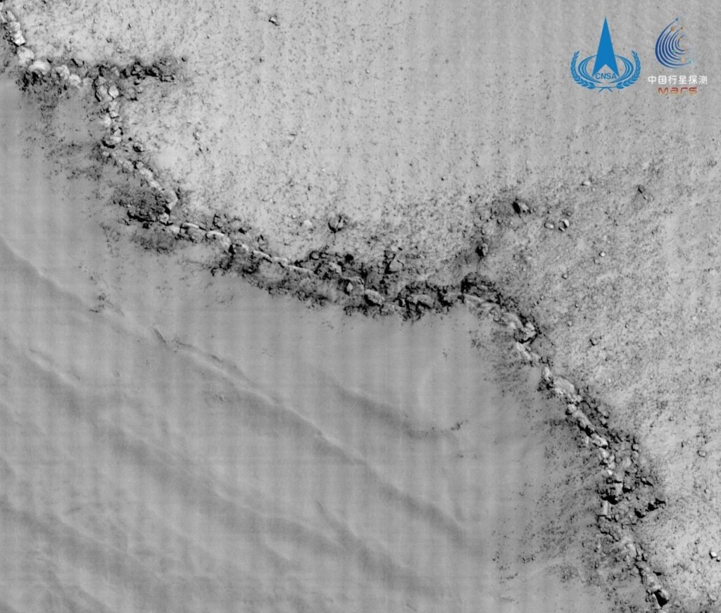 环绕器高分相机拍摄蒙德环形坑边缘影像，空间分辨率约0.5m，该环形坑直径约91km，图像展示了蒙德环形坑坑缘的地貌特徵，图左下部为环形坑内部，坑缘可见明显向坑内坍塌的现象。