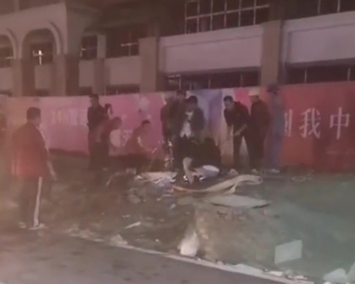 救援人員在化糞池邊施救。互聯網圖片