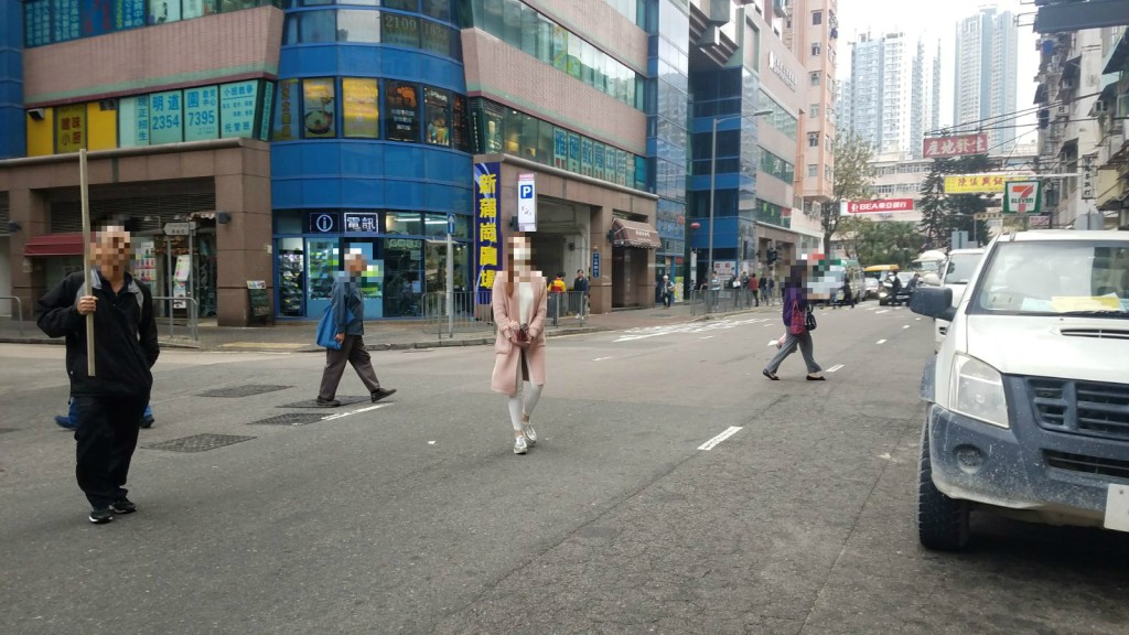 現場有市民亂過馬路