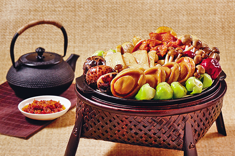 素吉品如意齋盆菜六頭素鮑魚、齋雞、雲耳、蘑菇、花菇和小棠菜等素材，無肉成分，吃起來清爽芳香。