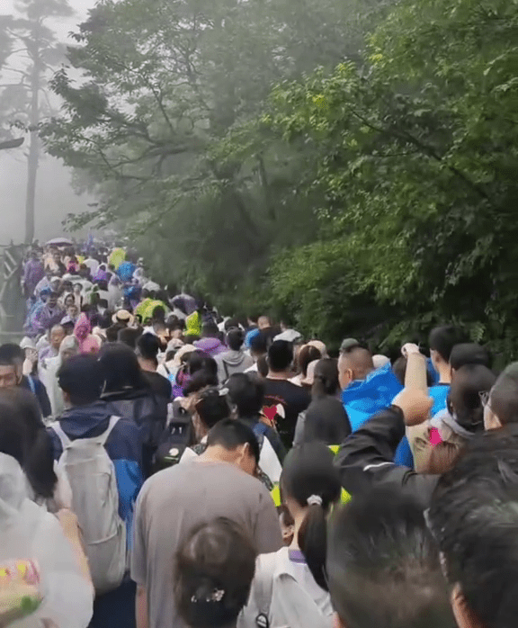 國慶假期，峨眉山景區開啟「人山人海」模式。 抖音