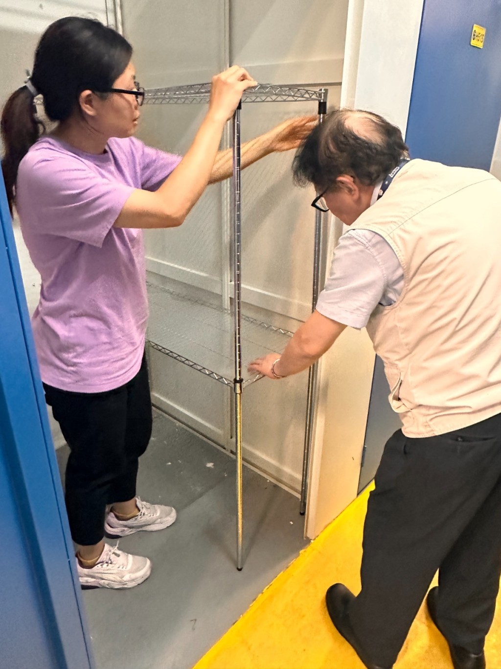 社工們共同拼接層架,以便讓居民擺放更多雜物。(受訪者提供) 社工們共同拼接層架,以便讓居民擺放更多雜物。(受訪者提供)