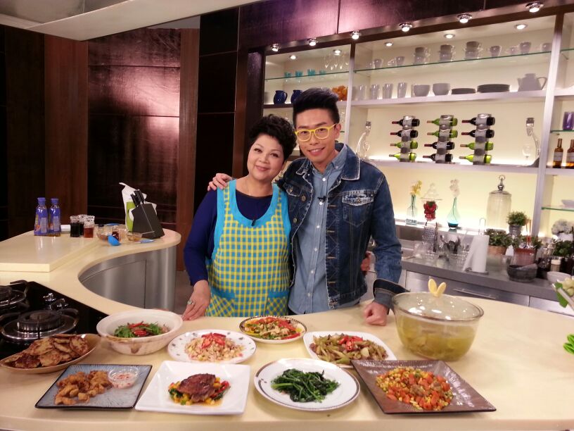 肥妈在TVB主持的《食平D》系列好受欢迎，一再添食！