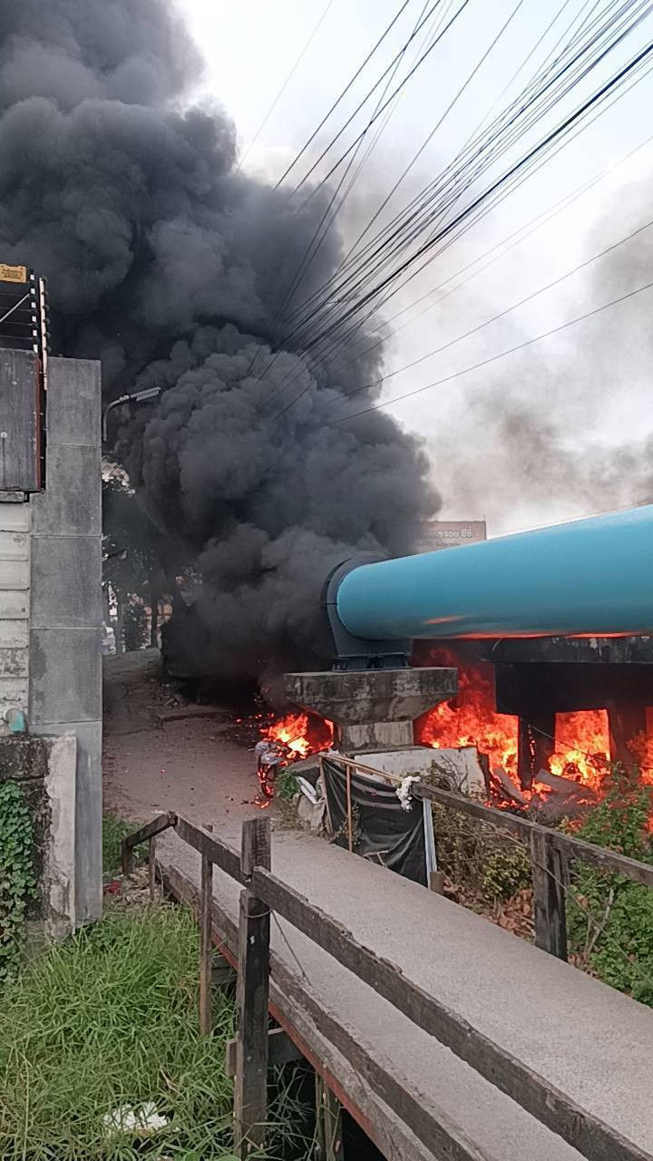 现场一度火势猛烈。 Facebook/สุนทร แย้มพราย