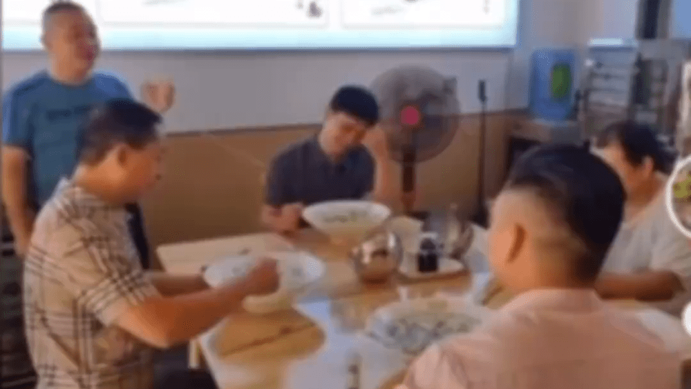四川餐館辦「大胃王」比賽，限4人參賽。
