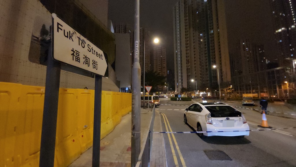 警员在福淘街将可疑私家车截停。