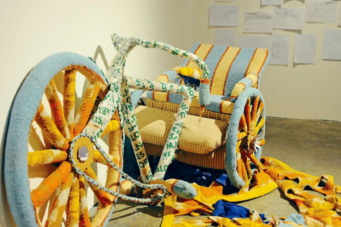 展览《French Landscape：Collection and Connection》作品是哥哥的三轮车。