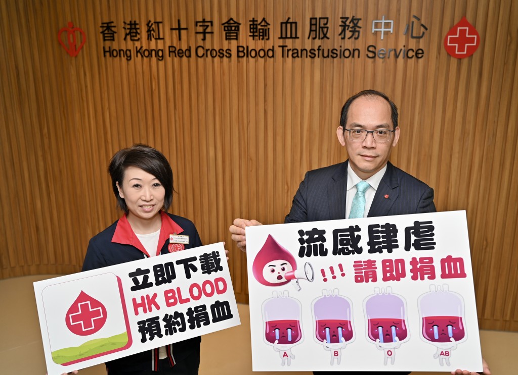 左起：輸血服務中心資深護士黃雅詩、右：輸血服務中心行政及醫務總監李卓廣醫生。鍾健華攝