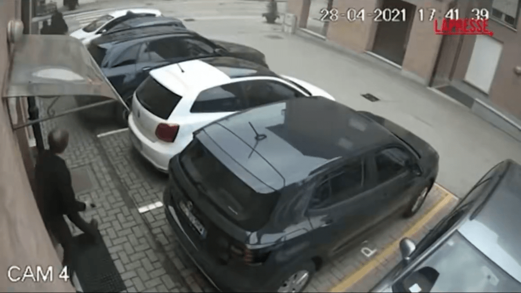 罗杰罗追出。 X 罗杰罗追出。 X