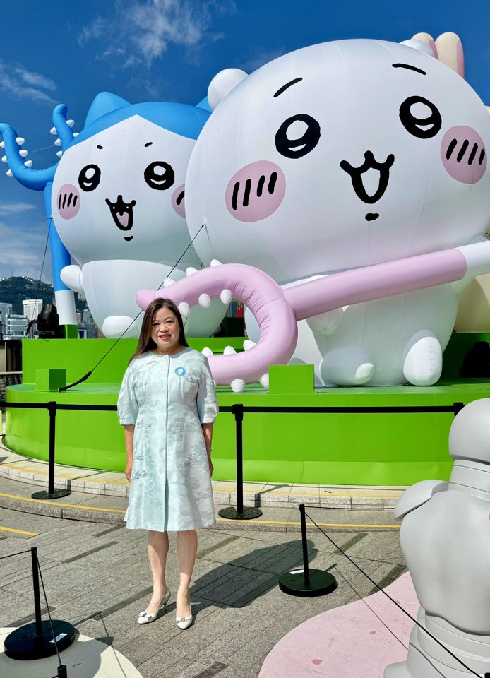 羅淑佩出席「CHIIKAWADAYS」開幕禮，與CHIIKAWA9米高巨型充氣雕塑角色合照。羅淑佩FB圖片